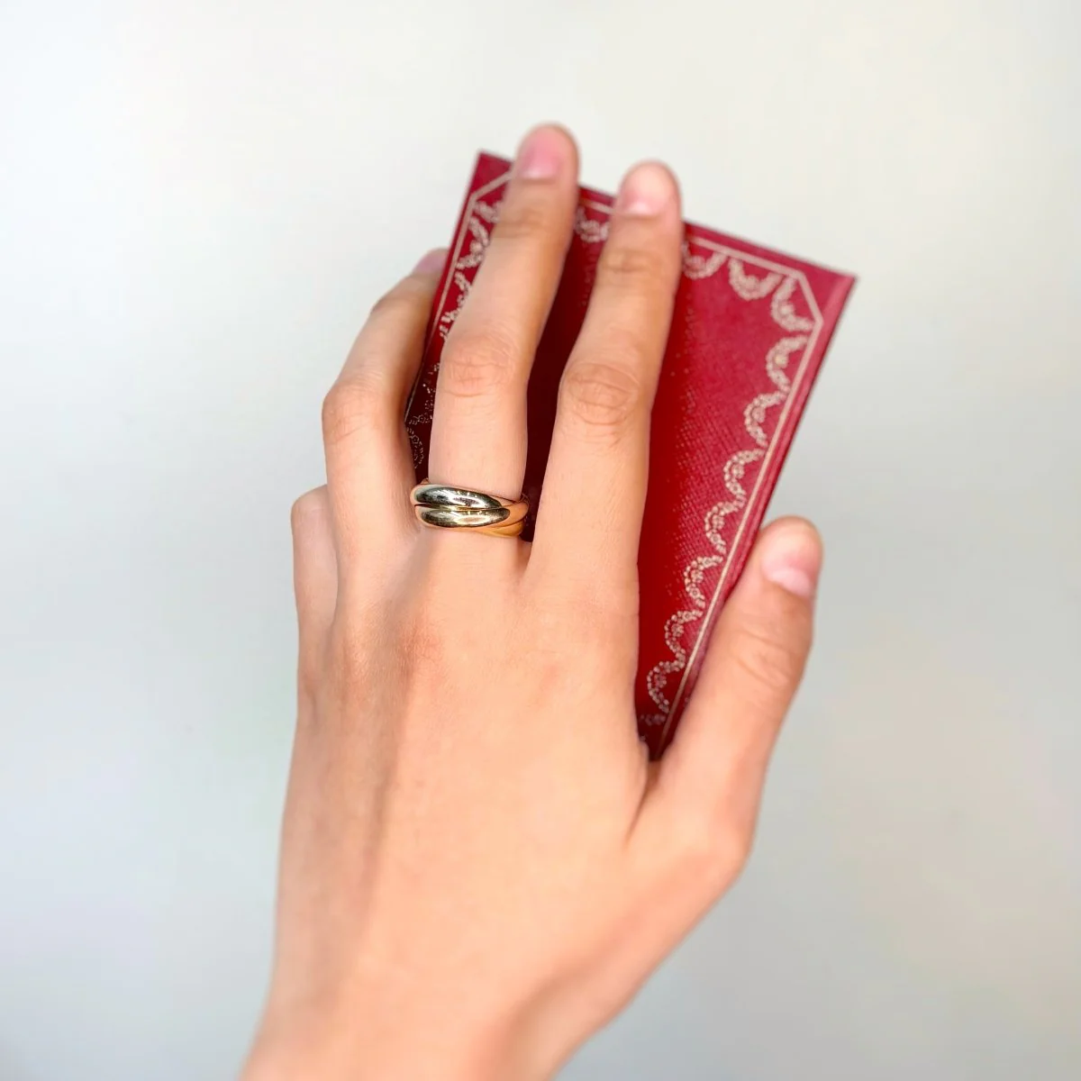 Bague Alliance CARTIER "Trinity" en or jaune, or blanc, et or rose - Image 2