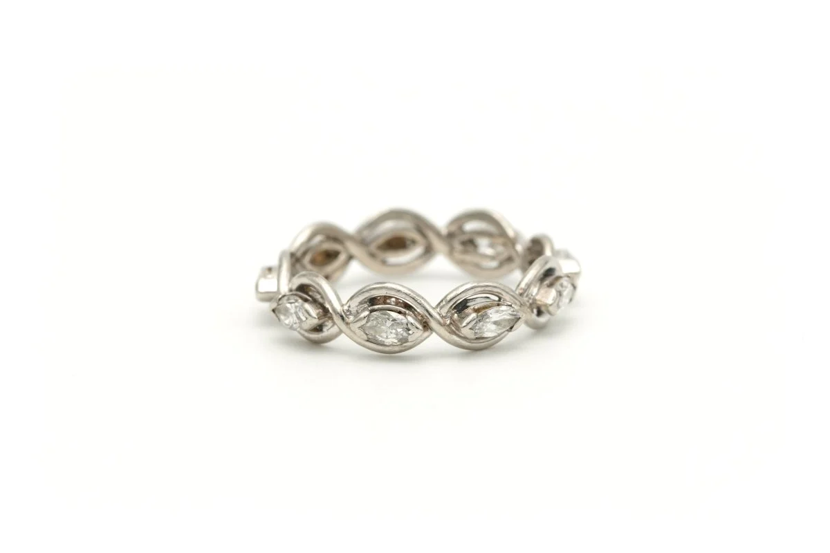 Bague Alliance en blanc, or jaune et diamants - Image 3
