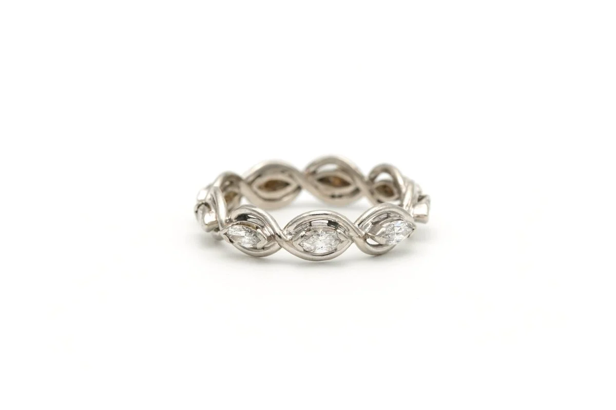 Bague Alliance en blanc, or jaune et diamants - Image 4