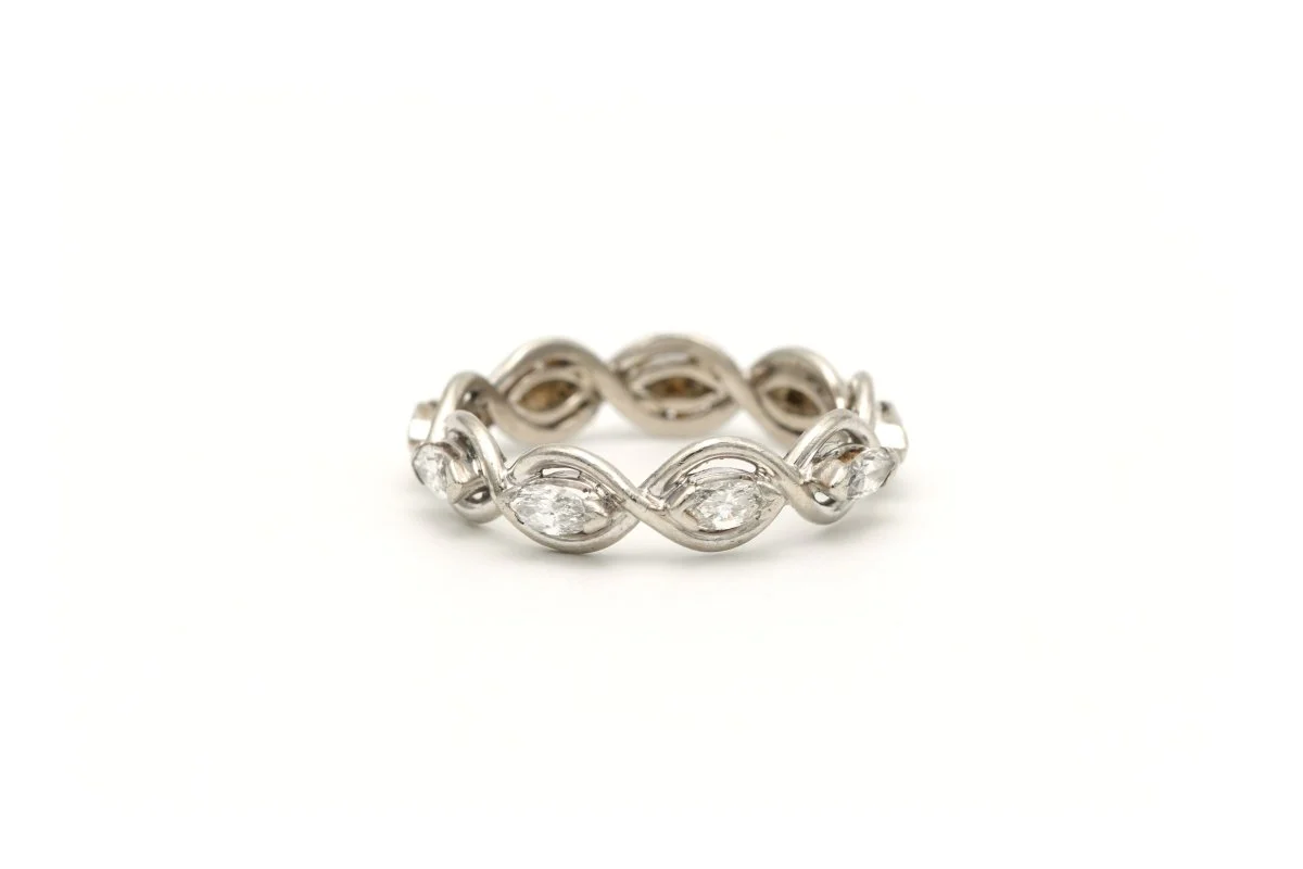 Bague Alliance en blanc, or jaune et diamants - Image 5