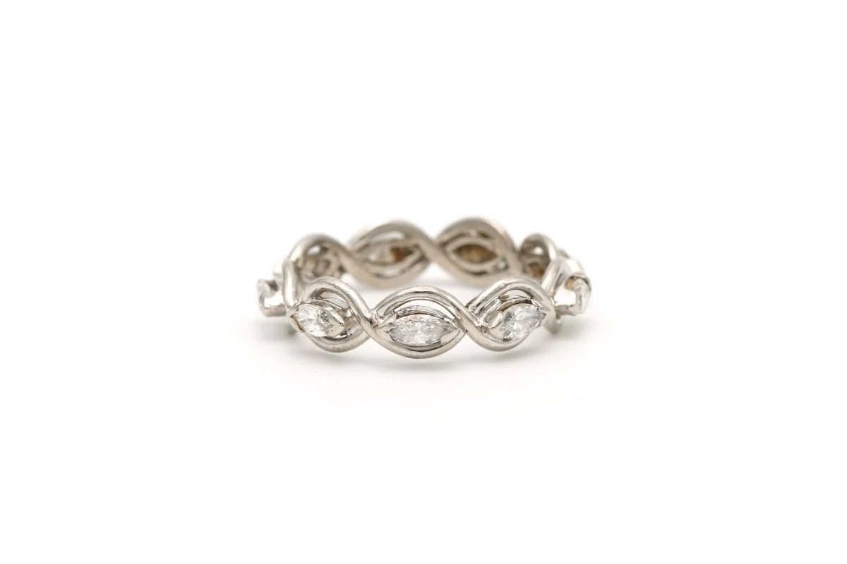 Bague Alliance en blanc, or jaune et diamants - Image 6
