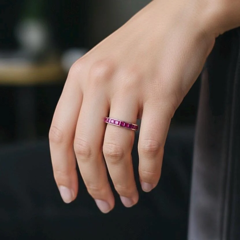 Bague Alliance en or blanc et rubis - Image 2