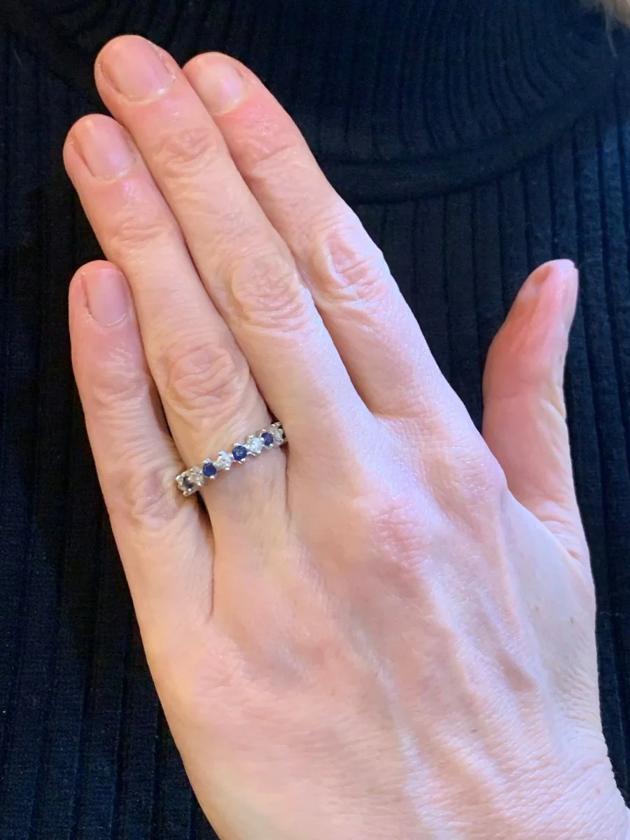 Bague Alliance en or blanc, saphirs et diamants - Image 2