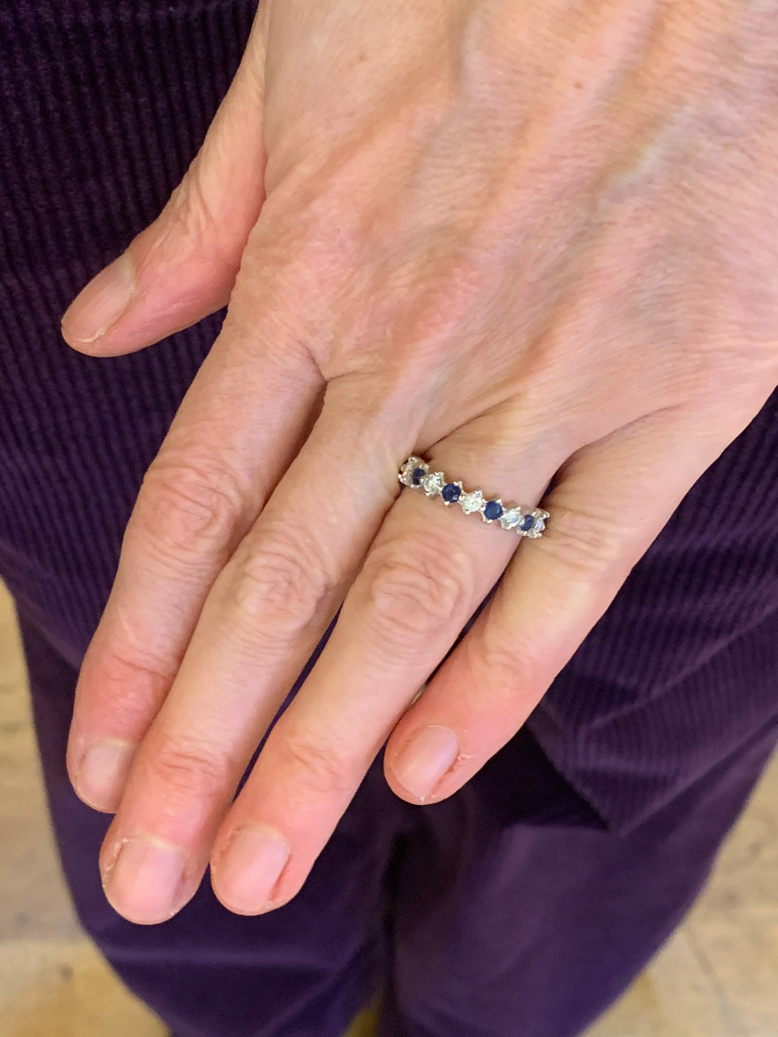 Bague Alliance en or blanc, saphirs et diamants - Image 3