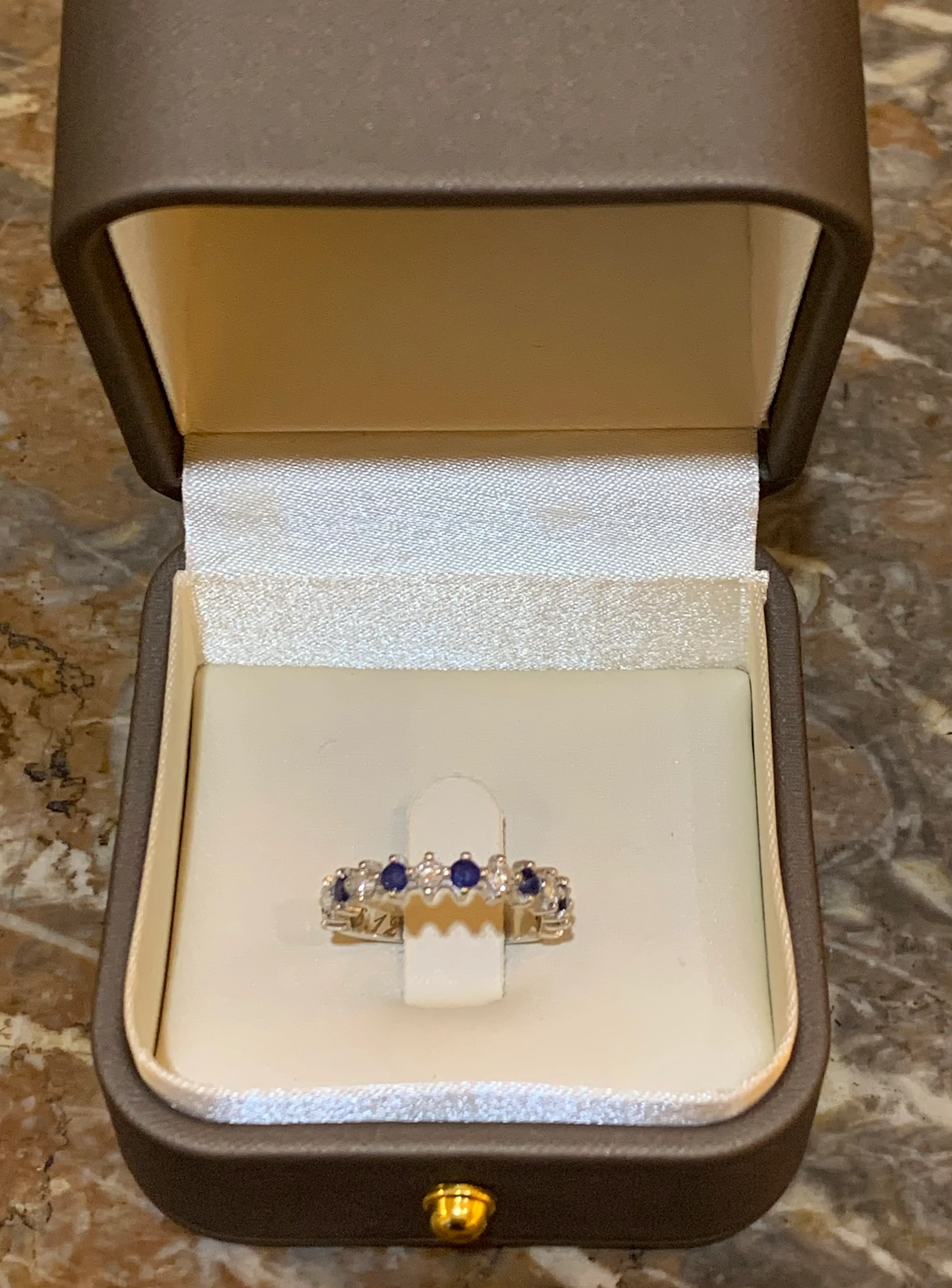 Bague Alliance en or blanc, saphirs et diamants - Image 4