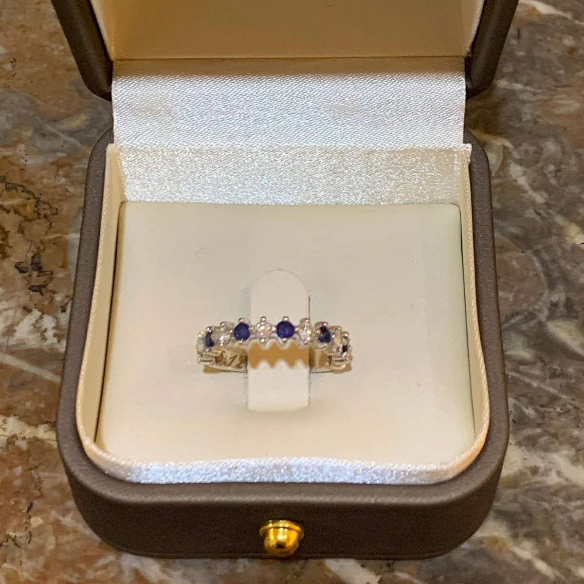 Bague Alliance en or blanc, saphirs et diamants - Image 7