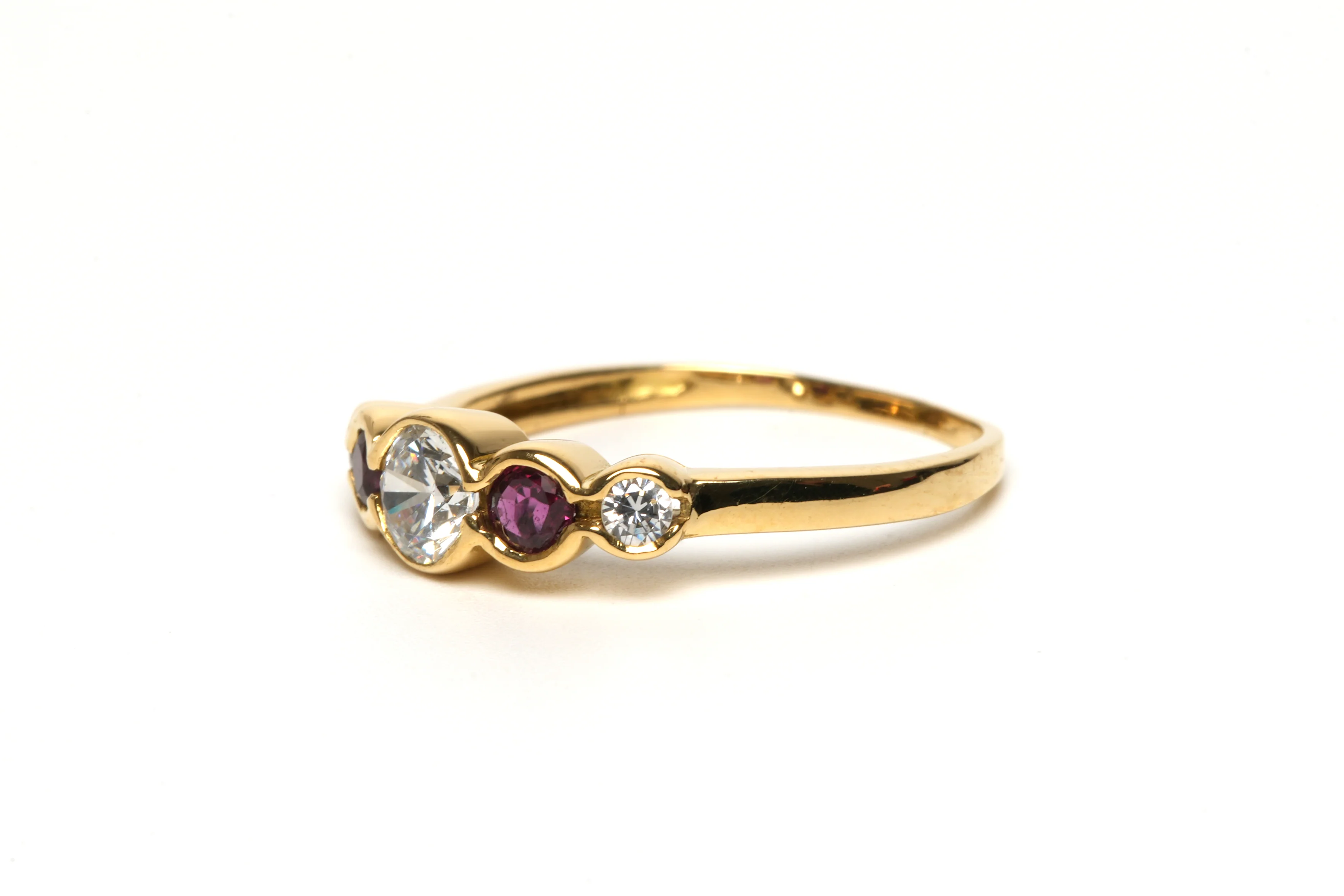 Bague Alliance en or jaune, rubis et diamants - Image 2