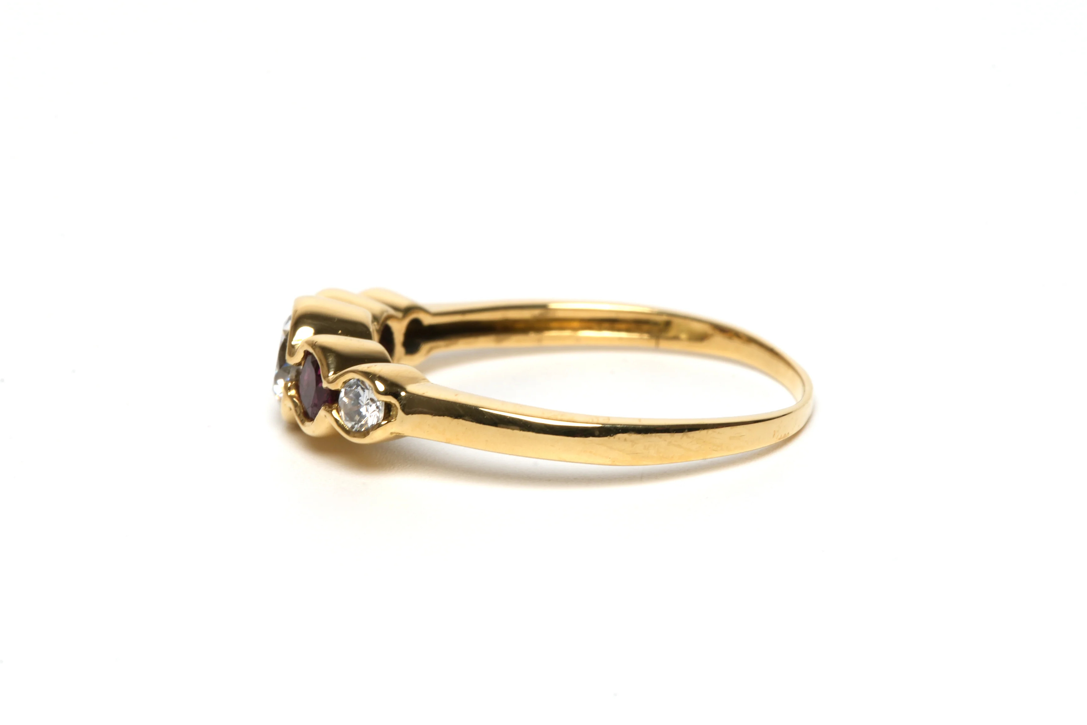 Bague Alliance en or jaune, rubis et diamants - Image 3