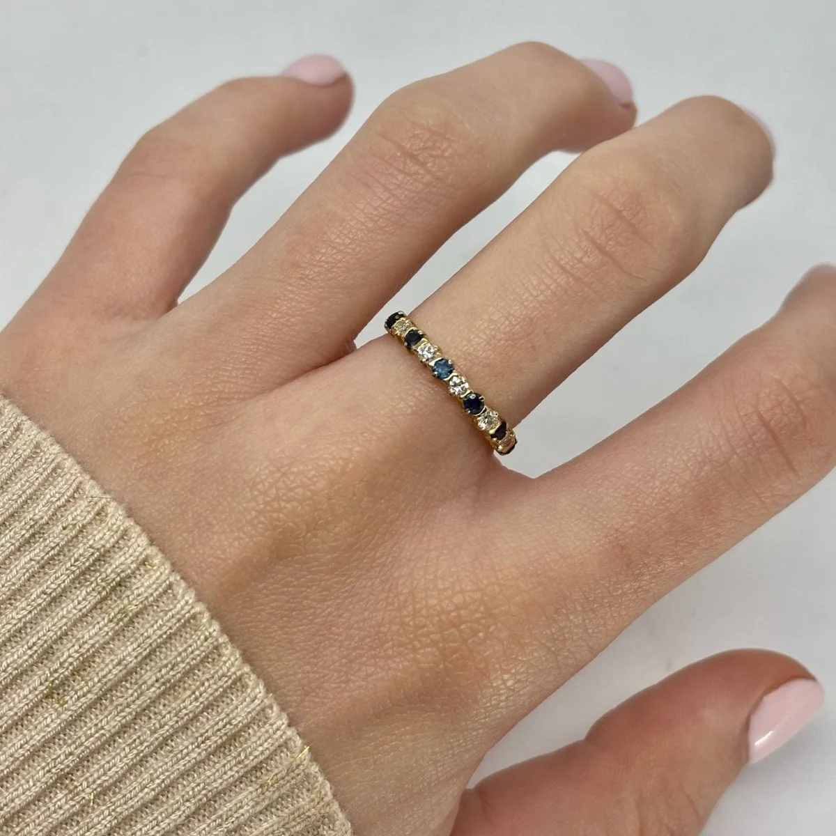 Bague Alliance en or jaune, saphirs et diamants - Image 2