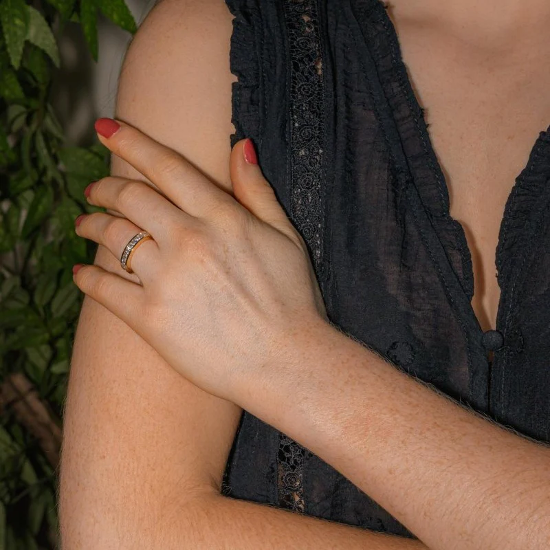 Bague Alliance en or jaune et diamants - Image 2