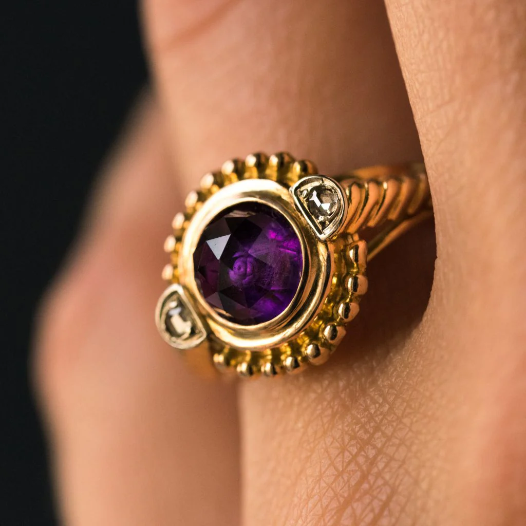 Bague Cocktail en or jaune, améthyste et diamants - Image 2