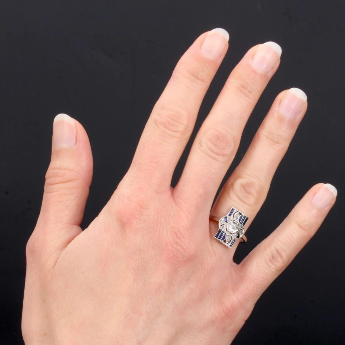 Bague Tank en or blanc, platine, saphirs et diamants - Image 2
