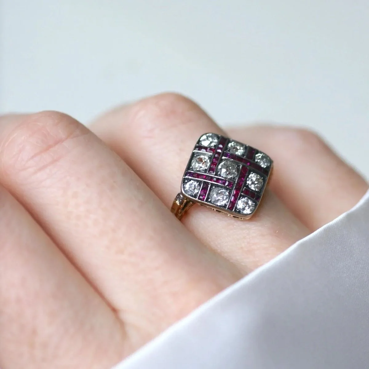 Bague en or jaune, argent, rubis et diamants - Image 2