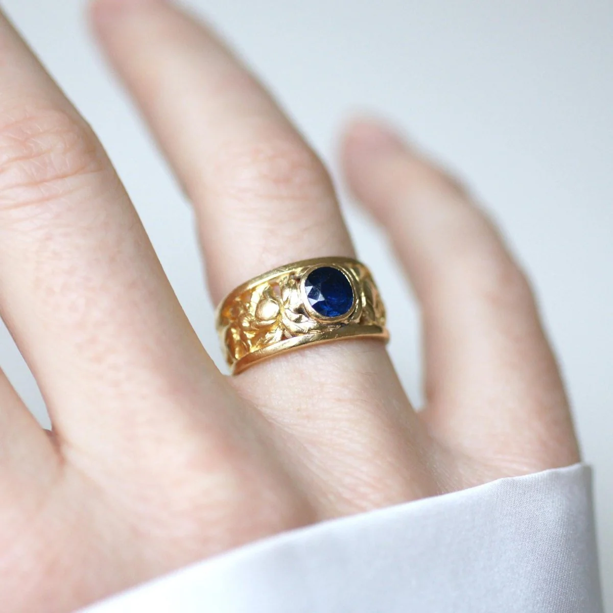 Bague Bandeau en or jaune et saphir - Image 10