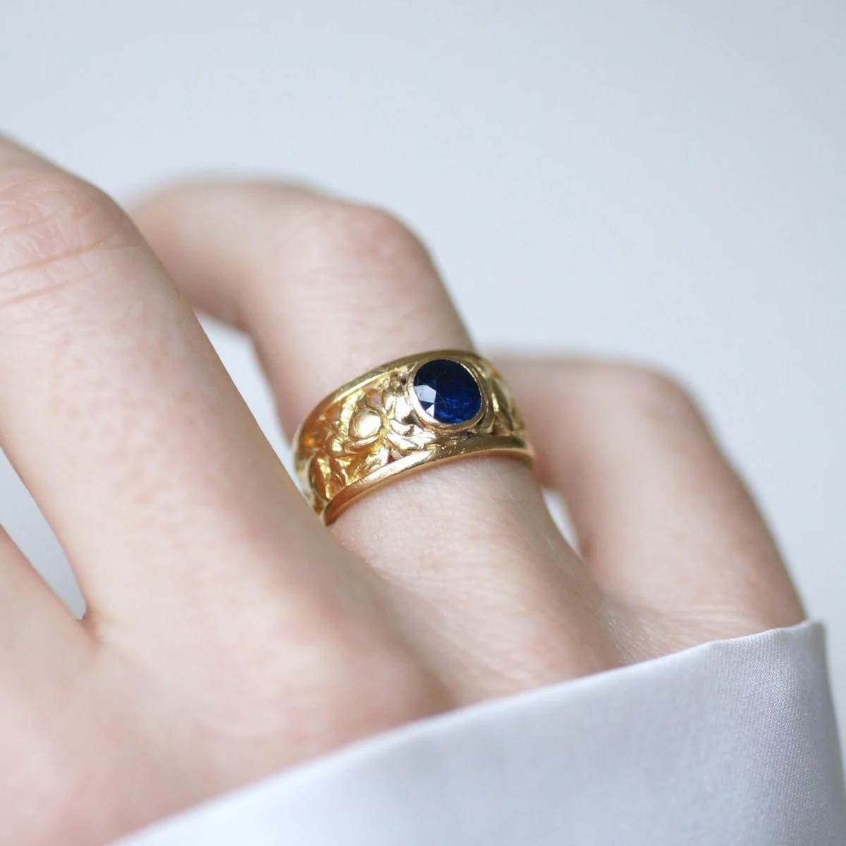 Bague Bandeau en or jaune et saphir - Image 2