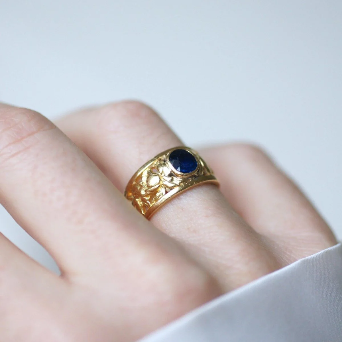 Bague Bandeau en or jaune et saphir - Image 9