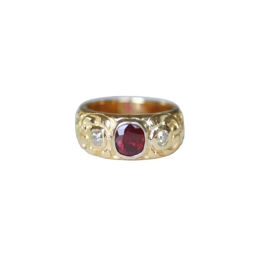 Bague Bandeau en or jaune, rubis, et diamants