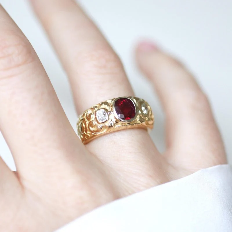 Bague Bandeau en or jaune, rubis, et diamants - Image 10