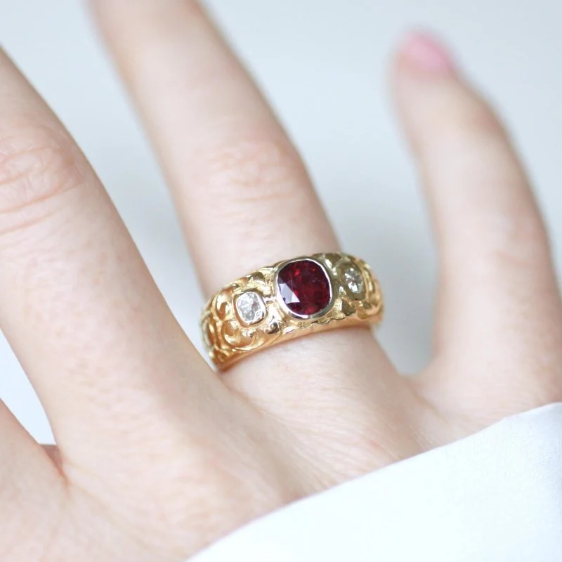 Bague Bandeau en or jaune, rubis, et diamants - Image 11
