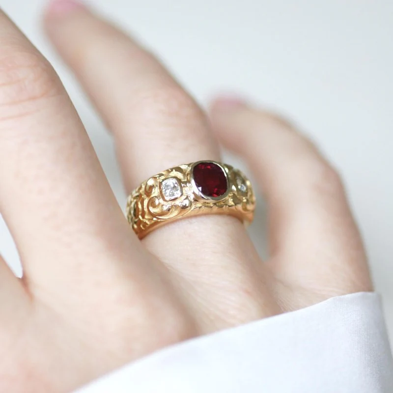 Bague Bandeau en or jaune, rubis, et diamants - Image 12