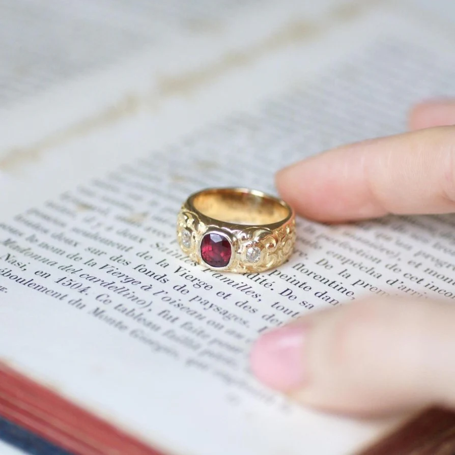 Bague Bandeau en or jaune, rubis, et diamants - Image 13