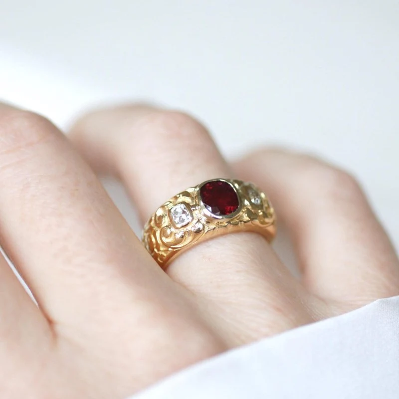 Bague Bandeau en or jaune, rubis, et diamants - Image 2