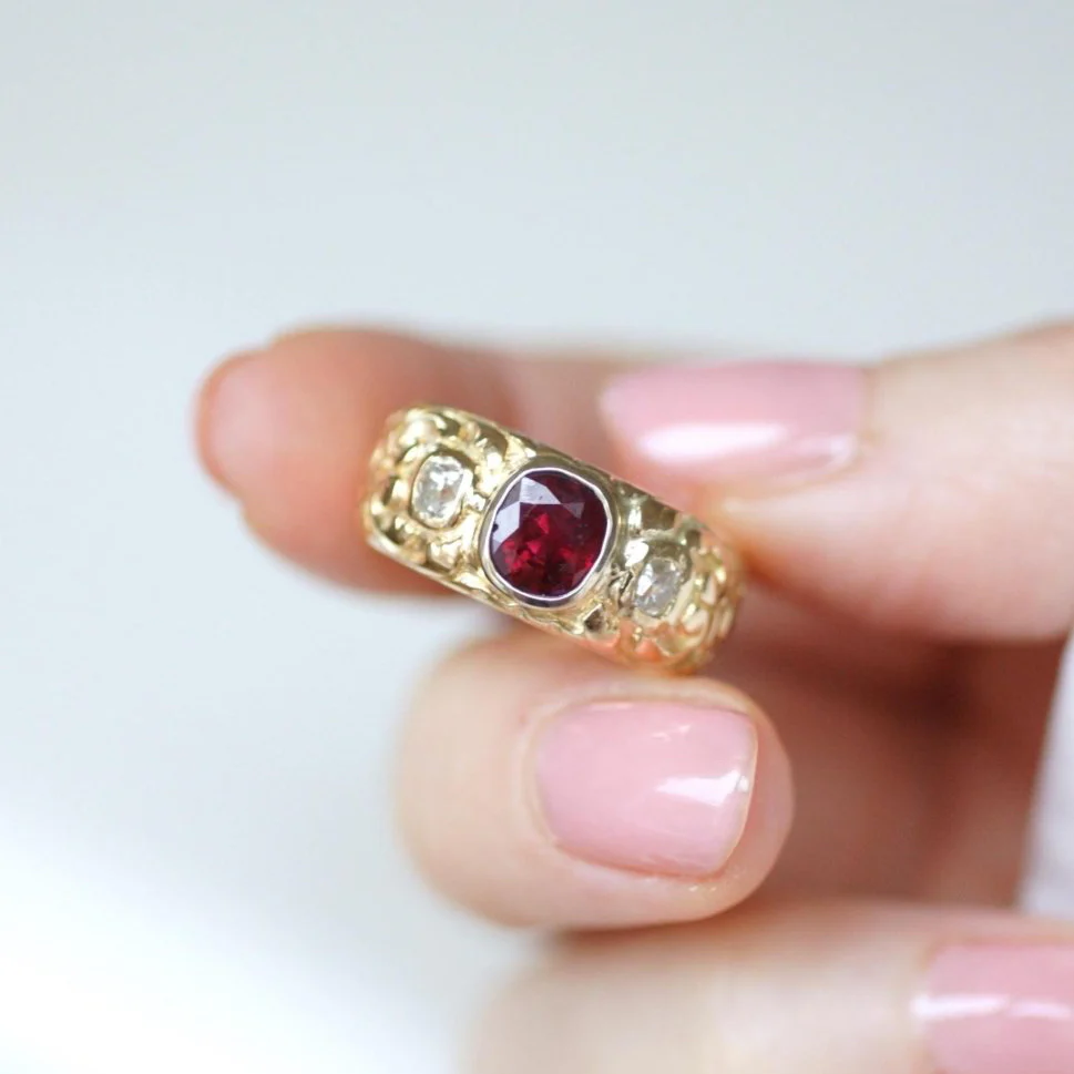 Bague Bandeau en or jaune, rubis, et diamants - Image 8
