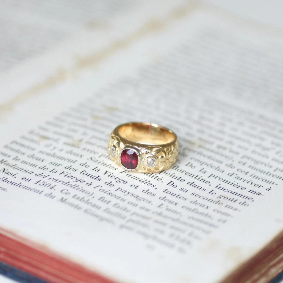 Bague Bandeau en or jaune, rubis, et diamants - Image 9