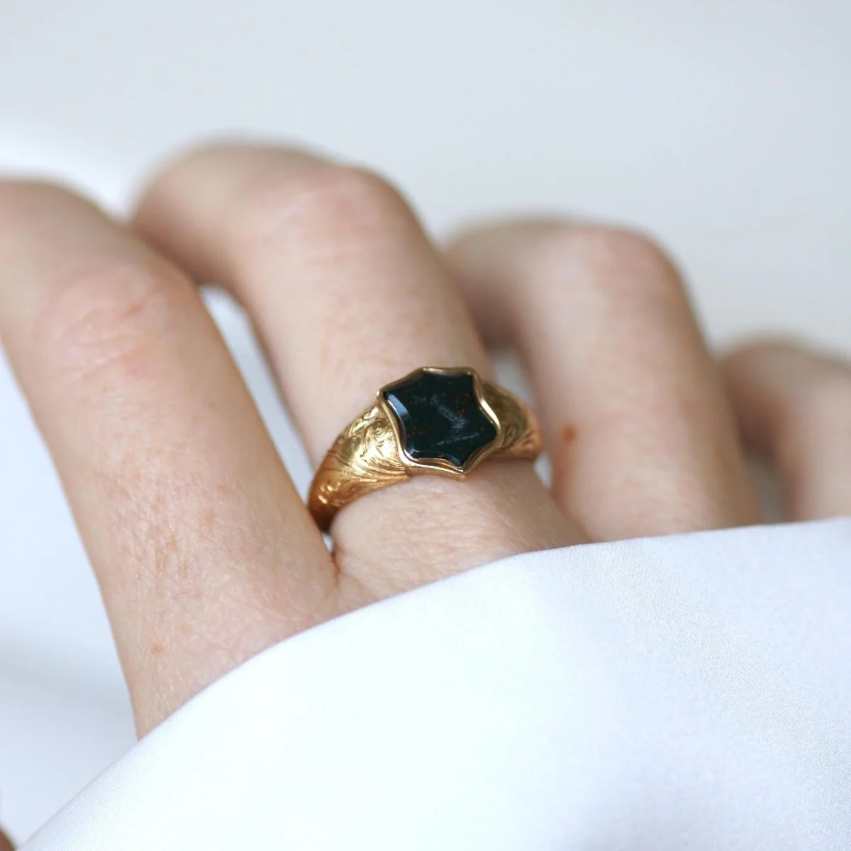 Bague Chevalière en or jaune et jaspe - Image 2