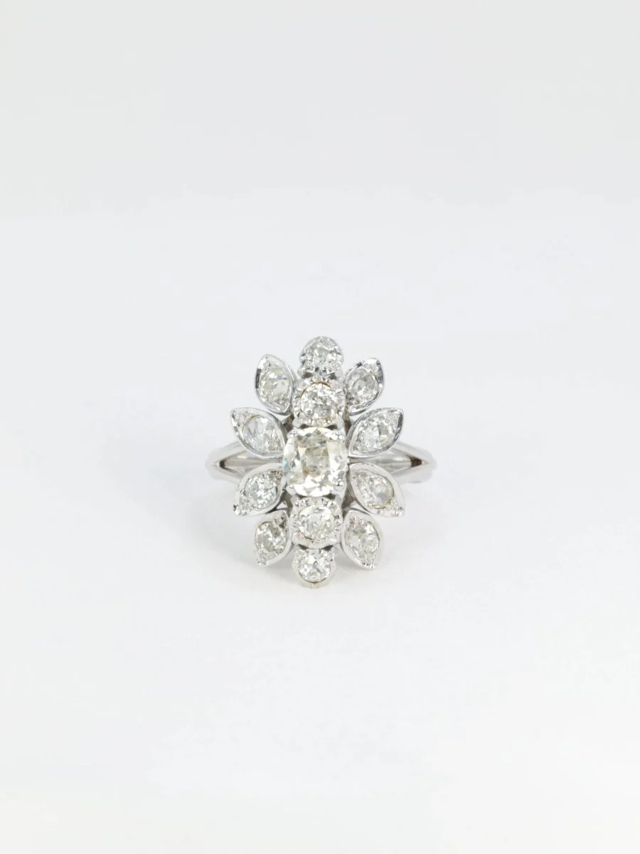 Bague fleur ancienne en or, platine et diamants figurant un motif floral