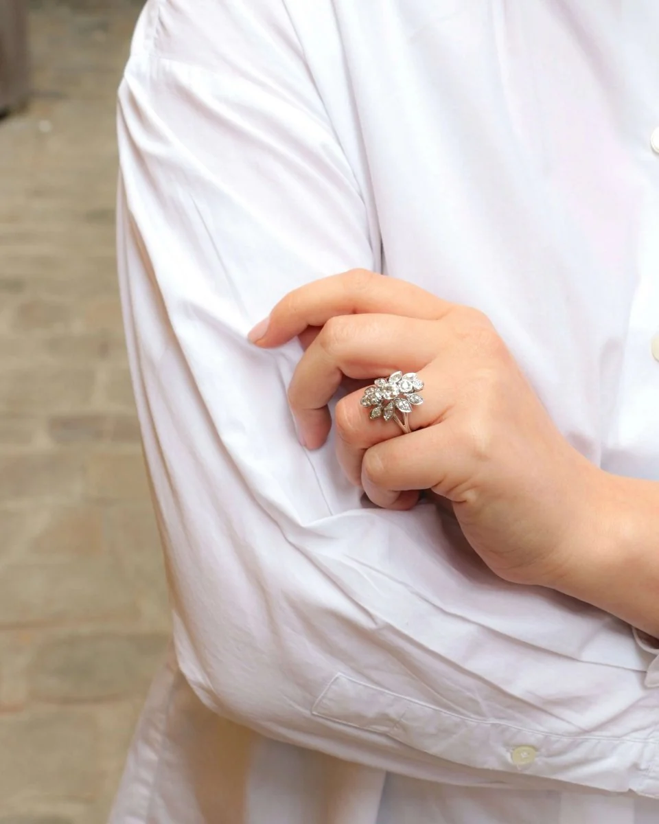Bague fleur ancienne en or, platine et diamants figurant un motif floral - Image 2