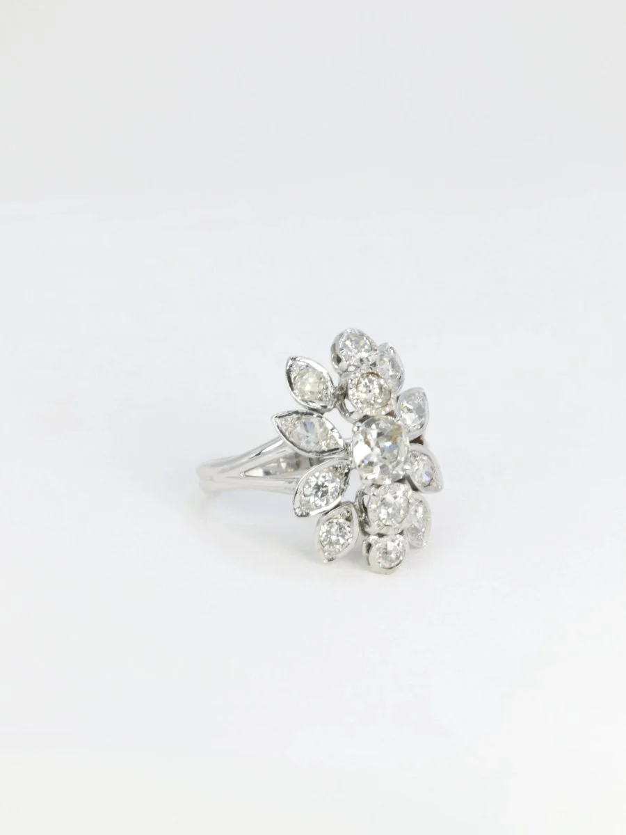 Bague fleur ancienne en or, platine et diamants figurant un motif floral - Image 3