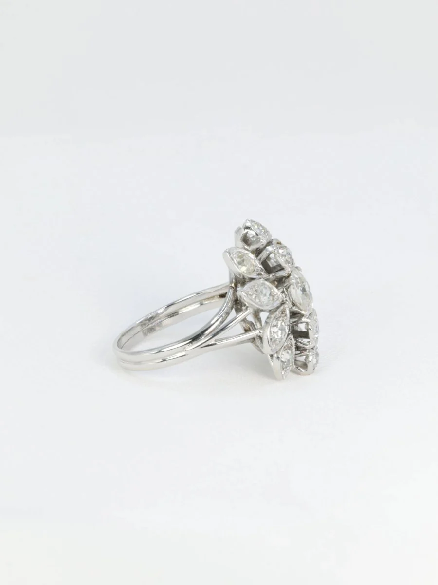 Bague fleur ancienne en or, platine et diamants figurant un motif floral - Image 4