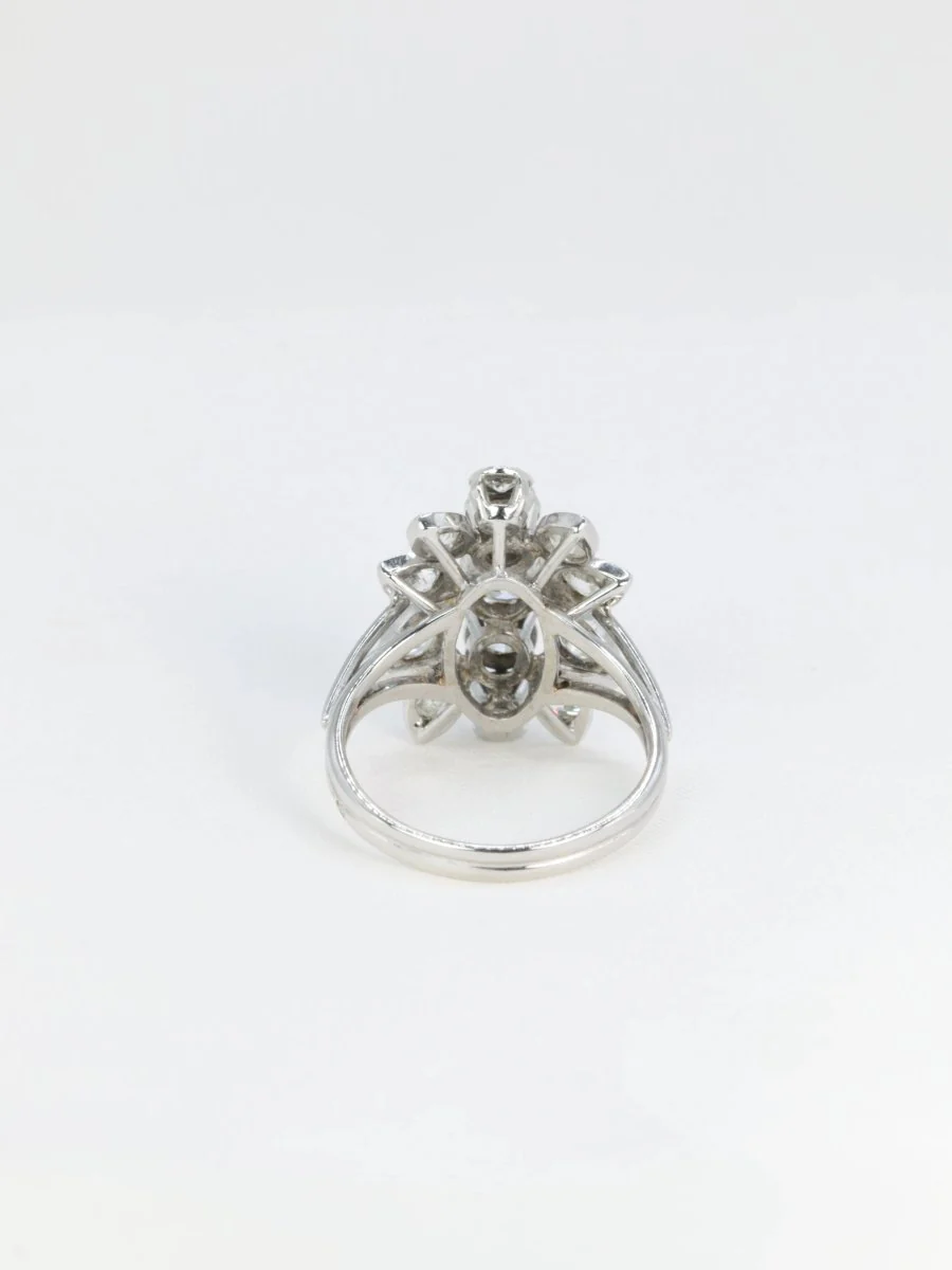 Bague fleur ancienne en or, platine et diamants figurant un motif floral - Image 5
