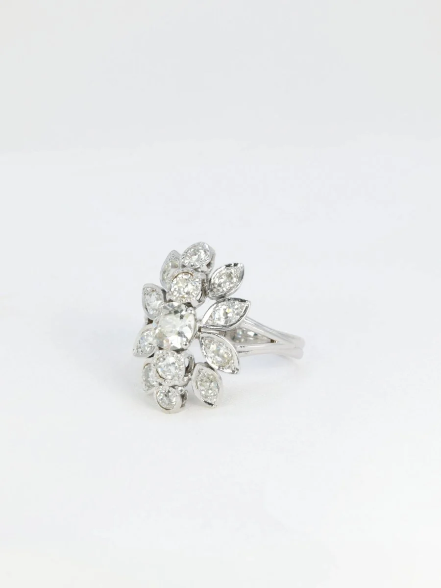 Bague fleur ancienne en or, platine et diamants figurant un motif floral - Image 7