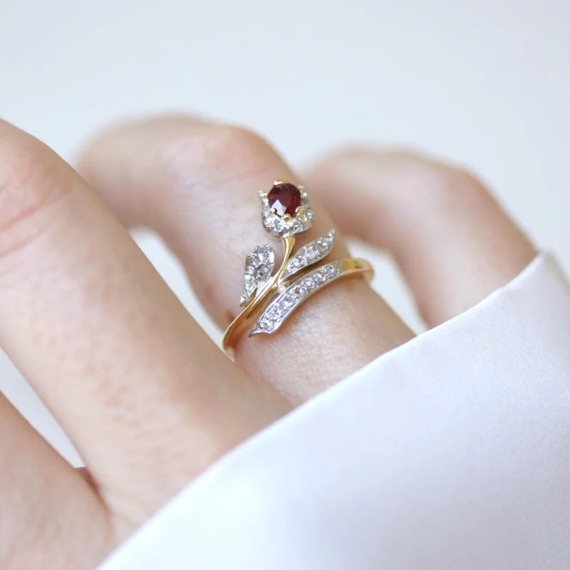 Bague en or jaune, platine, rubis et diamants - Image 2