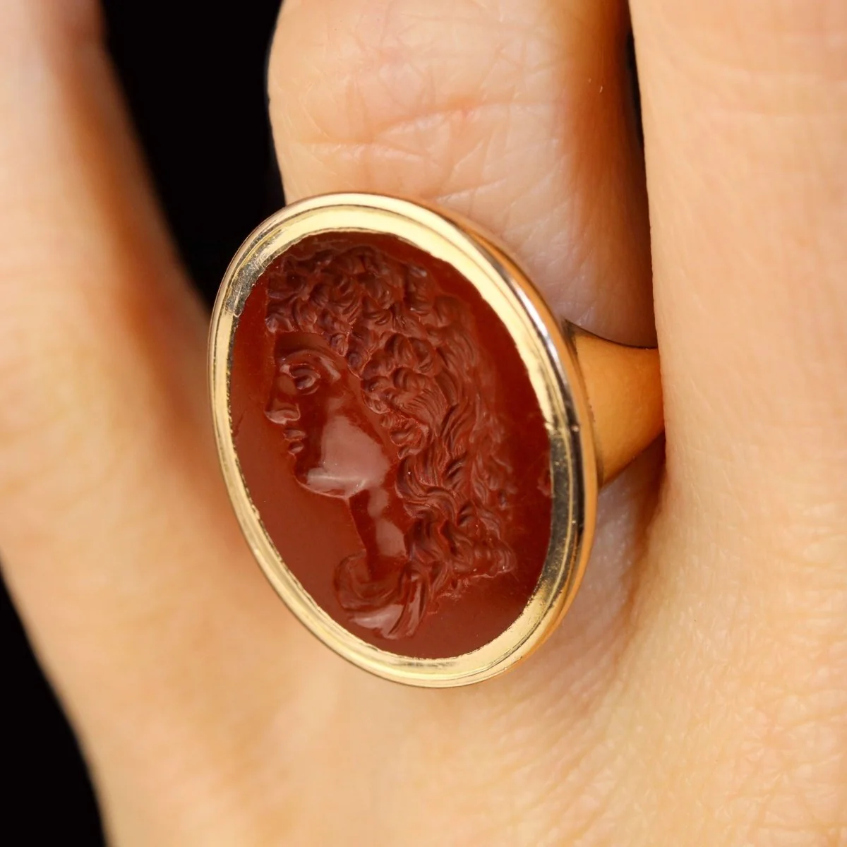 Bague ancienne intaille en or jaune et jaspe rouge - Image 10