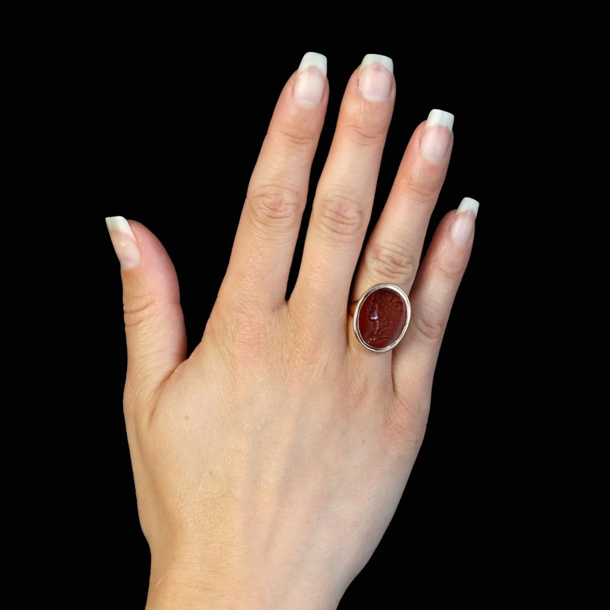 Bague ancienne intaille en or jaune et jaspe rouge - Image 2