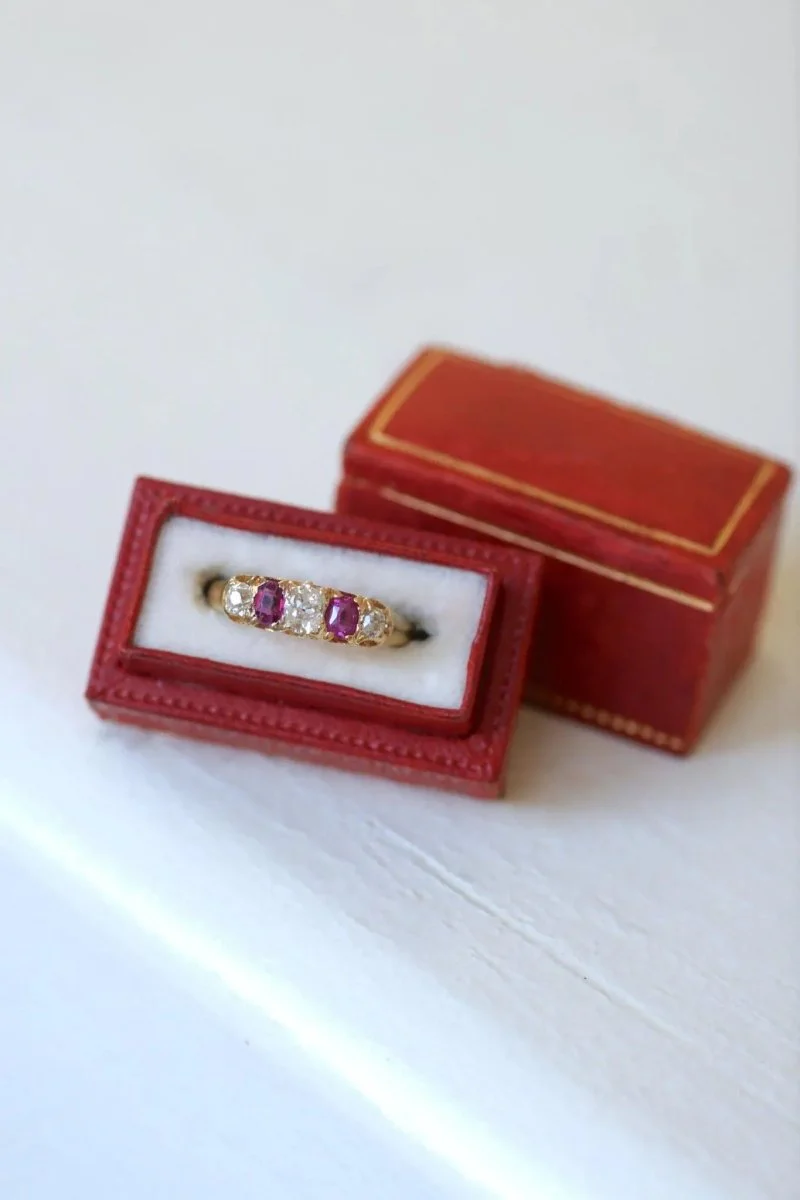 Bague Jarretière Diamants et Rubis sur Or jaune - Image 10