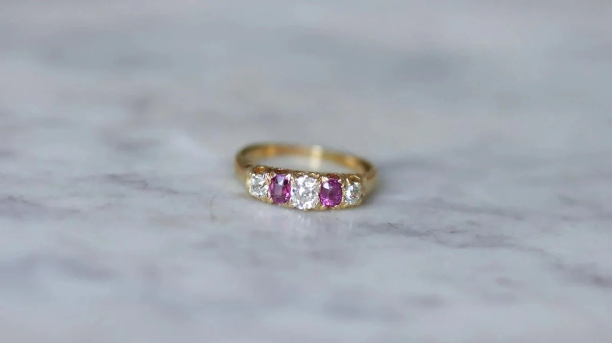 Bague Jarretière Diamants et Rubis sur Or jaune - Image 3