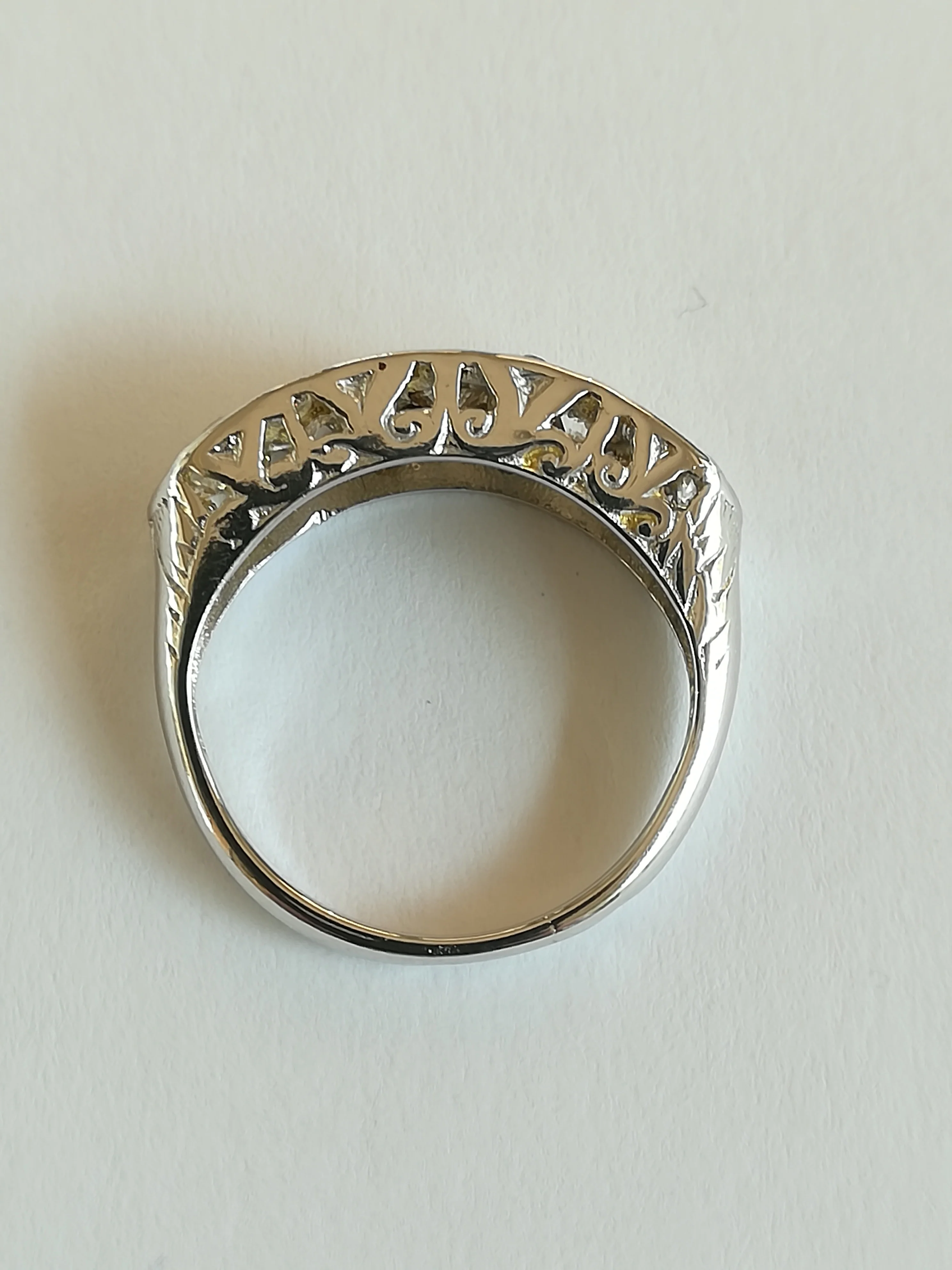 Bague Ancienne Jarretière en or blanc et diamants - Image 4