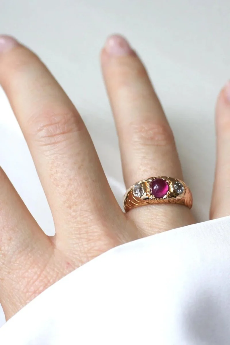 Bague Jonc Ciselé Rubis Birman et Diamants Or Rose - Image 6
