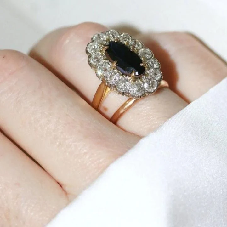 Bague Marguerite en or jaune, or blanc, saphir et diamants - Image 2
