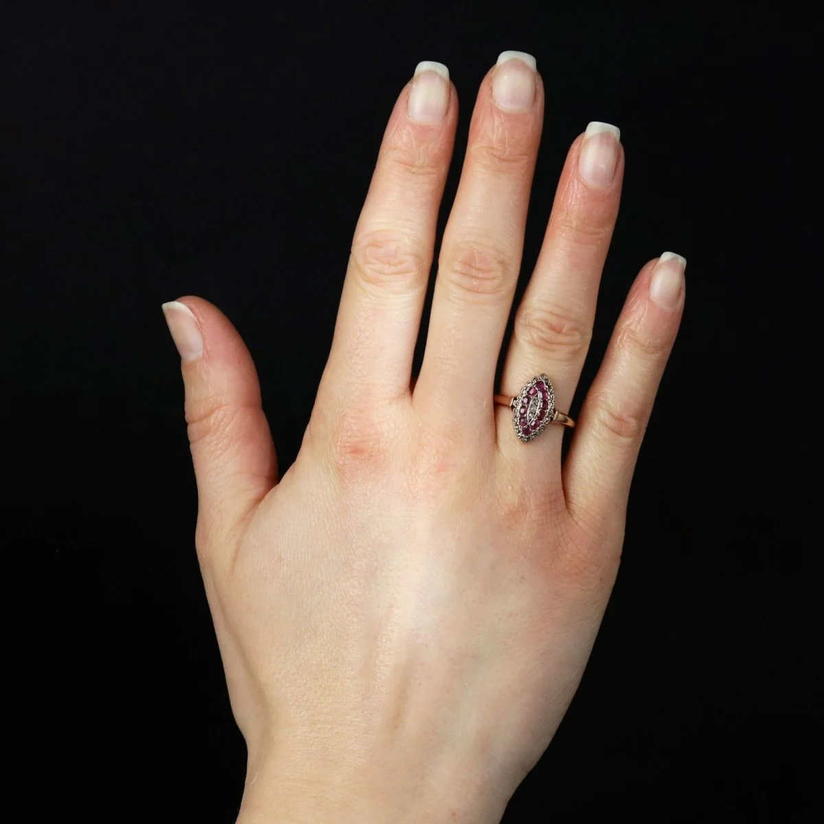 Bague Marquise en or rose, rubis et diamants - Image 2