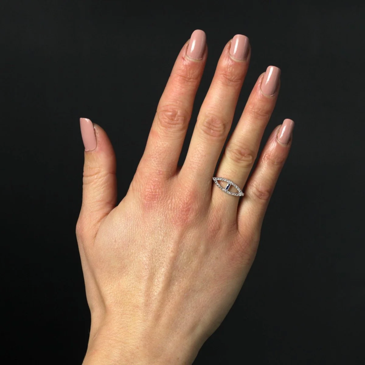 Bague Marquise en or blanc, platine, saphirs et diamants - Image 2