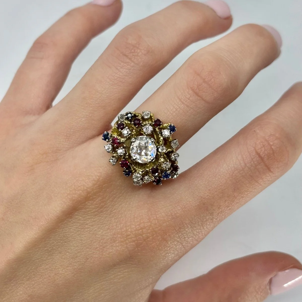 Bague en or jaune, rubis, saphirs et diamants - Image 2