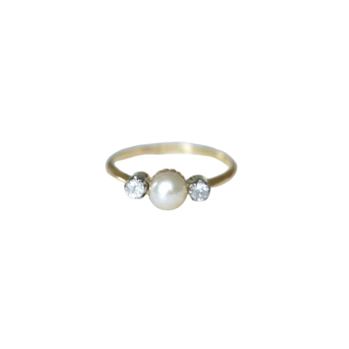 Bague en or jaune, platine, perle, et diamants
