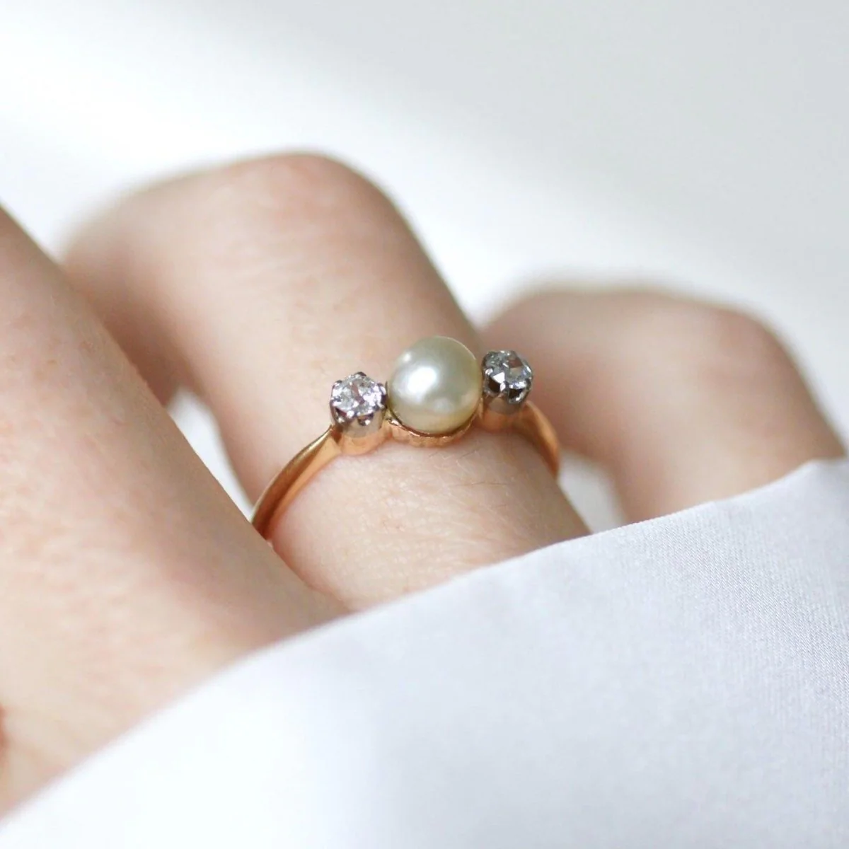 Bague en or jaune, platine, perle, et diamants - Image 2