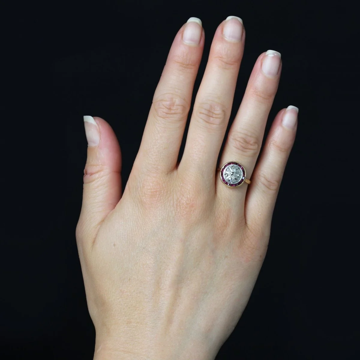 Bague Entourage en or jaune, rubis et diamants - Image 2