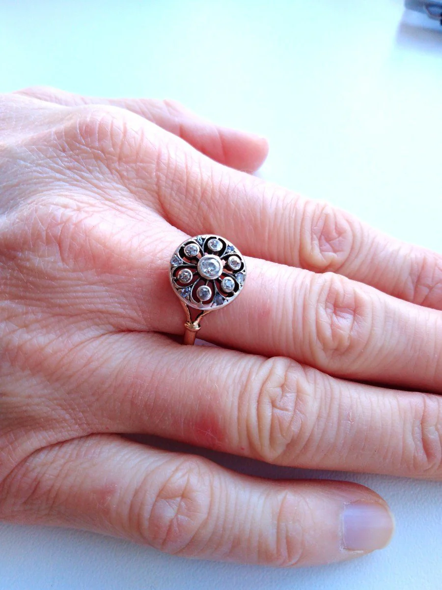 Bague Marguerite en or jaune, argent, et diamants - Image 2
